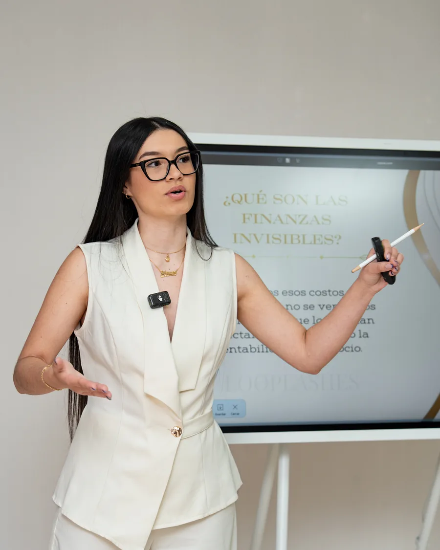Trainer de LOOPLASHES impartiendo una clase