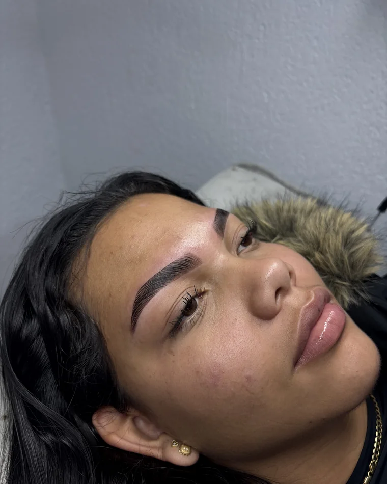 Laminado de cejas con tinte